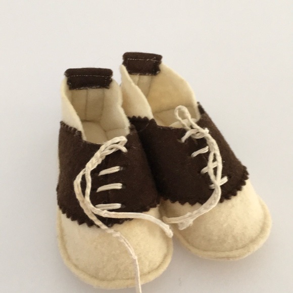 Handmade infant/baby/doll felt cream and brown classic lace-up saddle shoe - Picture 1 of 8